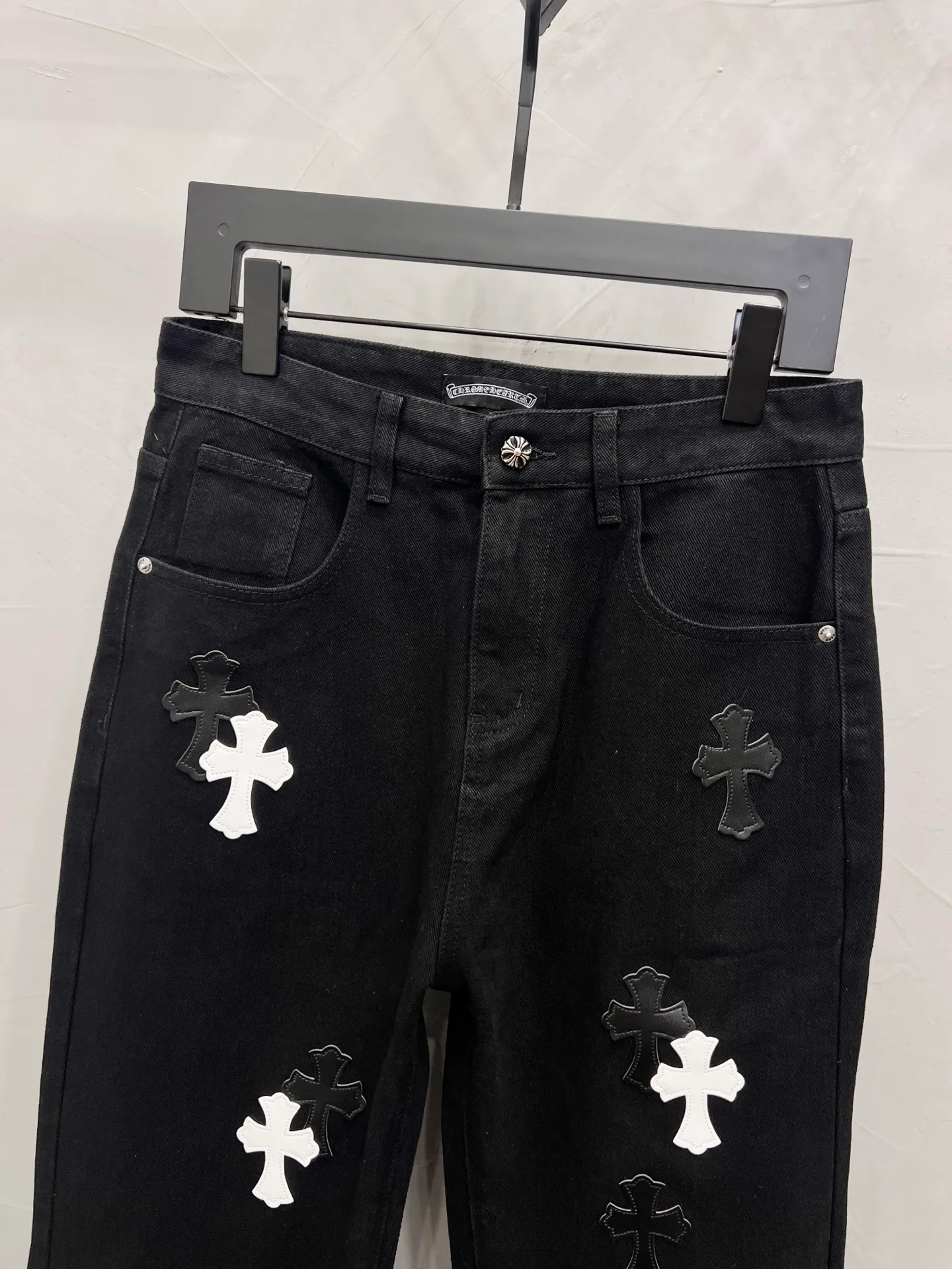 P240 Style number: [M1800] Chrome hearts & Chrome hearts 25ss black and white leather cross patch jeans CH Chrome hearts double knee cross patch leather bo1 version straight work pants B136 Chrome hearts Sanskrit overalls Price 24W level, patched cross flower embellishment, high waist washed jeans! ! Absolutely high-end luxury products, 1.9W level god-level single products, super popular products, made by top heavy industry, not to be missed. About Zangyin, this is an extremely luxurious fashion brand, which can also be called the nobles of the high street. It has always been an exclusive brand of some hipsters or rich second generation. Compared with ordinary high streets, it is more luxurious and noble. Compared with luxury brands, it has a more fashionable personality and has always been a brand that I have a special liking for. Imported yarn is custom-woven into a high-density twill canvas. While ensuring a crisp silhouette, the fabric feels very delicate. It follows the B01 classic silhouette. The upper body is crisp and stylish. The ready-made garments are stone-ground and fermented and can be matched with any style. Buttons and zinc-drawn washables are genuine YKK retro metal products. Double-layered canvas on the front. Perfect details. All hardware is perfect. Size: 28-30-32-34-36 Color: Black